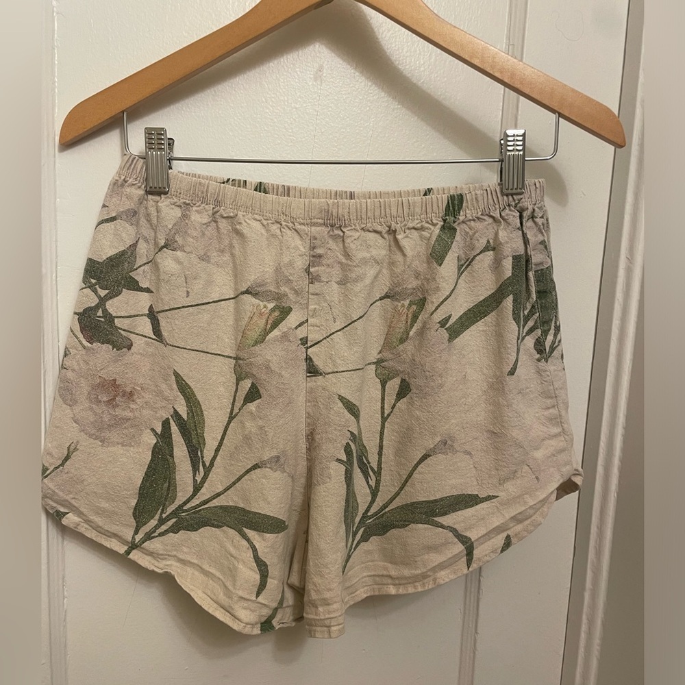 Lisa Says Gah|| Floral Linen Floral Shorts, Size Small - Picture 3 of 8